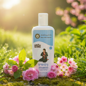 Shampoing tibétain Men-Tsee-Khang pour soins capillaires complets, entouré de fleurs roses en nature
