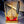 Statue dorée de Bouddha assis sur feuille de bodhi, présentée dans vitrine en verre, objet bouddhiste décoratif