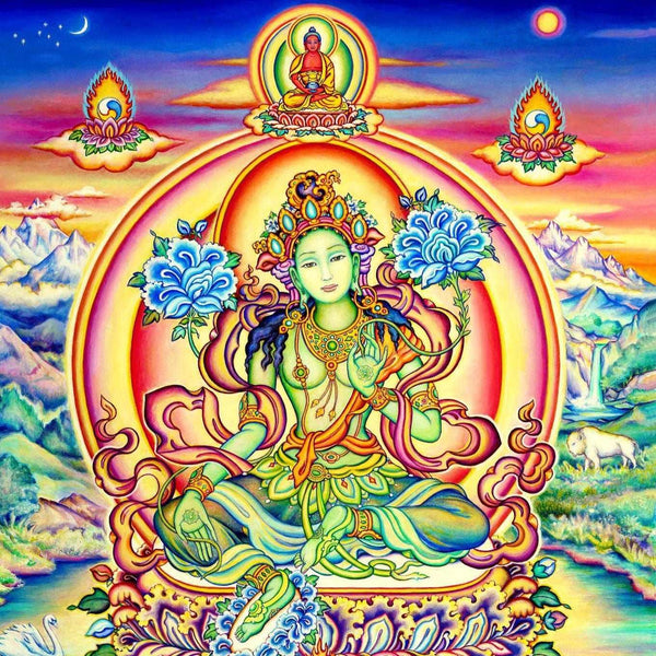 Tangka bouddhiste tibétain de la déesse verte Tara, symbole de compassion, avec montagnes et fleurs bleues.