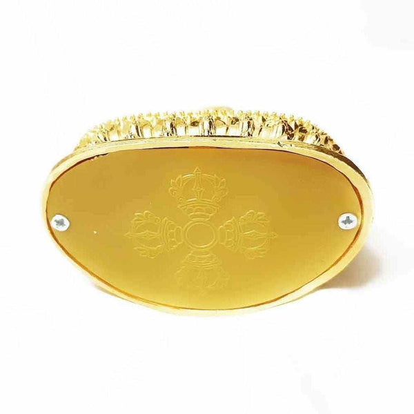Amulette bouddhiste dorée avec symbole Vajra, objet de méditation tibétaine