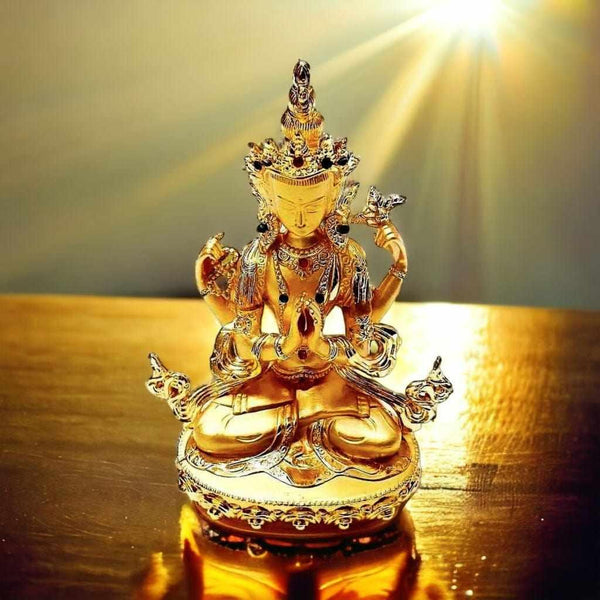 Statue dorée de Bouddha en méditation, symbole de la philosophie bouddhiste tibétaine et de la culture himalayenne