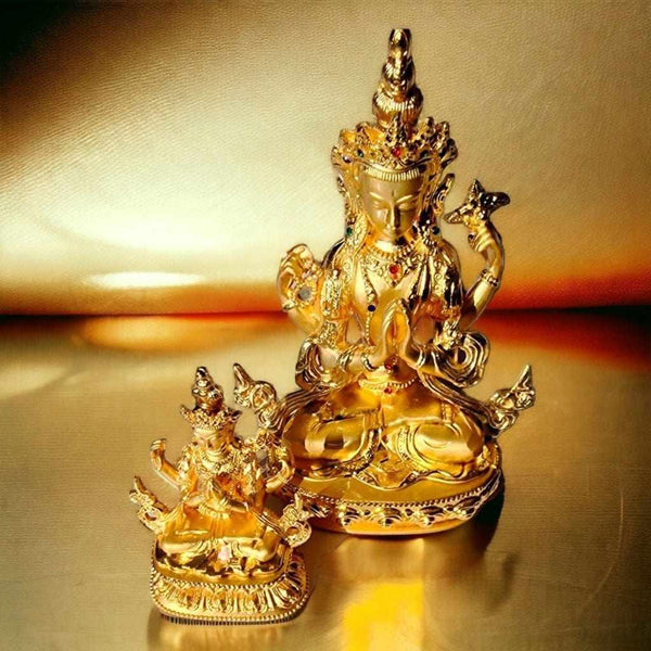 Statues dorées bouddhistes tibétaines, détails fins et pierres précieuses, objets de méditation et culture himalayenne