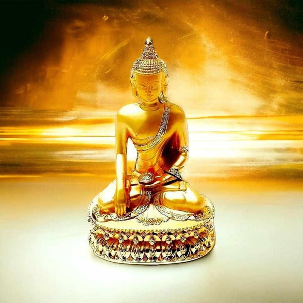 Statue dorée de Bouddha en méditation, symbole de la philosophie bouddhiste tibétaine
