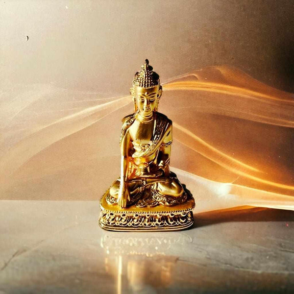 Statue dorée de Bouddha en méditation, objet de philosophie bouddhiste tibétaine