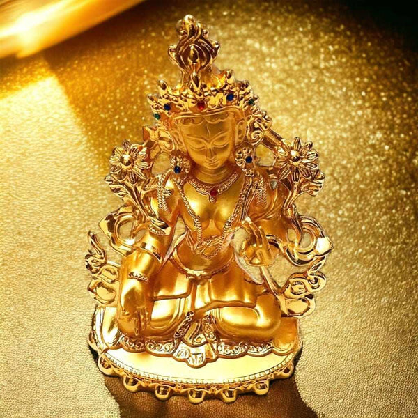 Statue dorée de déesse bouddhiste tibétaine avec pierres précieuses, symbole de sagesse et méditation