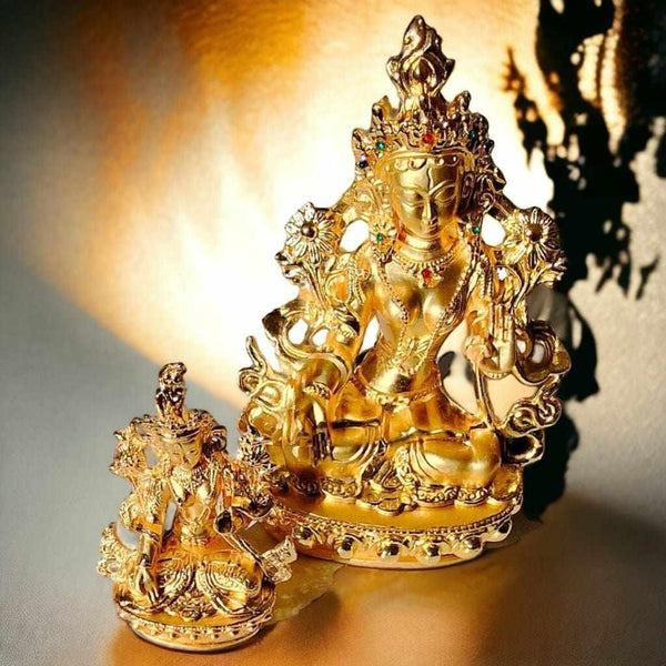 Statue dorée de déité bouddhiste tibétaine avec bijoux, symbole de sagesse et méditation