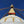 Stupa bouddhiste avec yeux de sagesse et drapeaux de prière colorés sous ciel bleu
