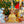 Stupa bouddhiste doré orné de pierres, symbole de la philosophie tibétaine et de la méditation