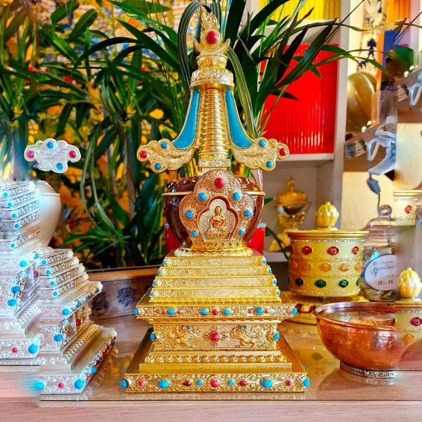 Stupa bouddhiste doré orné de pierres, symbole de la philosophie tibétaine et de la méditation