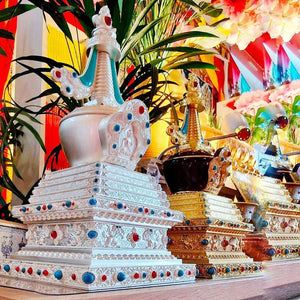 Stupas bouddhistes tibétains décorés, objets de méditation et culture himalayenne