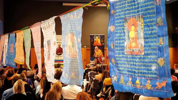 Drapeaux de prière tibétains colorés lors d'une conférence sur la méditation bouddhiste
