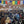 Conférence sur la méditation avec drapeaux tibétains, public assis dans salle en bois