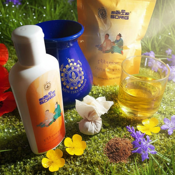 Produits naturels de médecine tibétaine Sorig : huile, thé, poudre et bols sur mousse fleurie