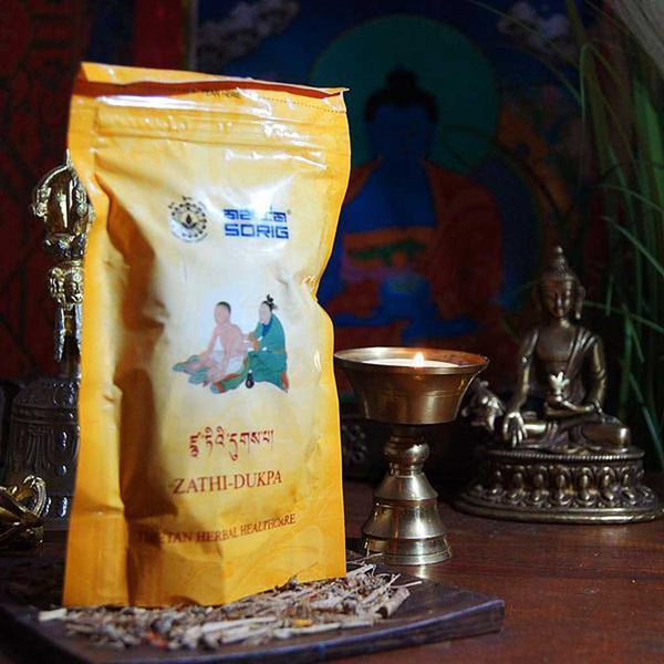 Sachet Zathi-Dukpa, soin herbal tibétain, avec statue Bouddha et lampe à huile, culture tibétaine
