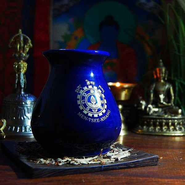 Vase bleu Men-Tsee-Khang pour médecine tibétaine, symbole bouddhiste avec herbes naturelles