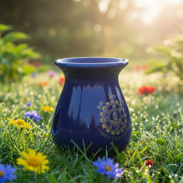 Pot en céramique bleue Men-Tsee-Khang pour médecine tibétaine, posé sur l'herbe au soleil