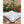 Sachet de méditation bouddhiste tibétaine en tissu naturel, avec objet rituel doré, jardin en arrière-plan