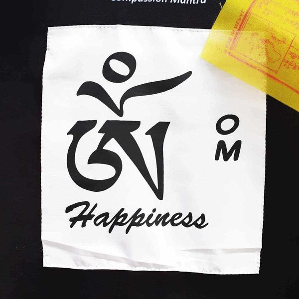 Drapeau de prière bouddhiste blanc avec symbole Om et mot Happiness, culture tibétaine