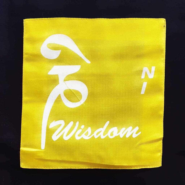 Écharpe jaune bouddhiste avec symbole de la sagesse et mot 'Wisdom' en blanc, culture tibétaine