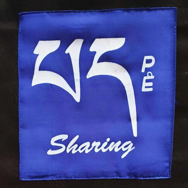 Drapeau tibétain bleu avec symbole 'Sharing' en écriture tibétaine, objet de philosophie bouddhiste