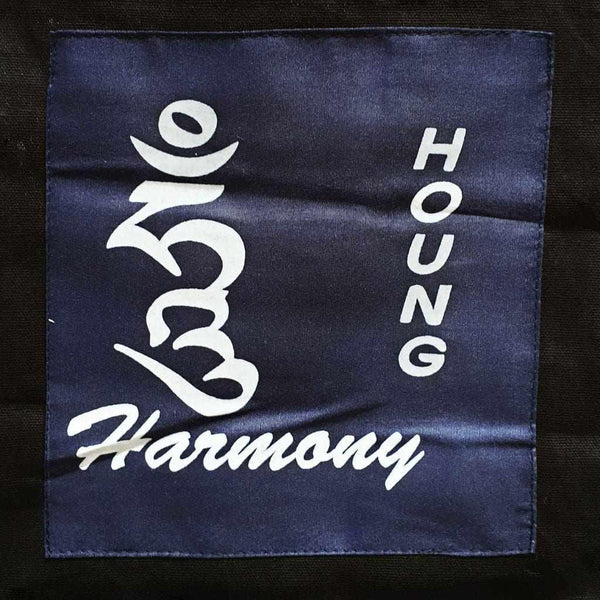 Écharpe tibétaine bleue avec inscription 'Harmony' et symbole bouddhiste, objets de méditation