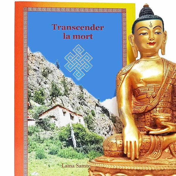 Statue dorée de Bouddha et livre 'Transcender la mort' par Lama Samten, philosophie bouddhiste tibétaine