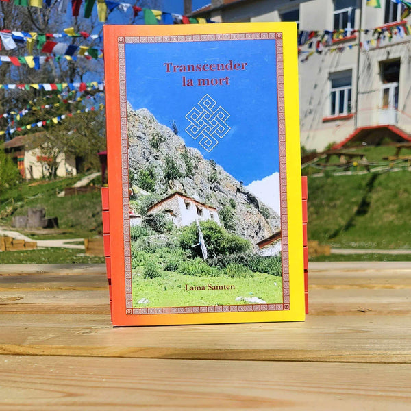 Livre 'Transcender la mort' par Lama Samten, philosophie bouddhiste tibétaine, drapeaux prières en fond