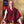 Lama Samten en robe bouddhiste rouge, souriant devant drapeaux tibétains et bol chantant
