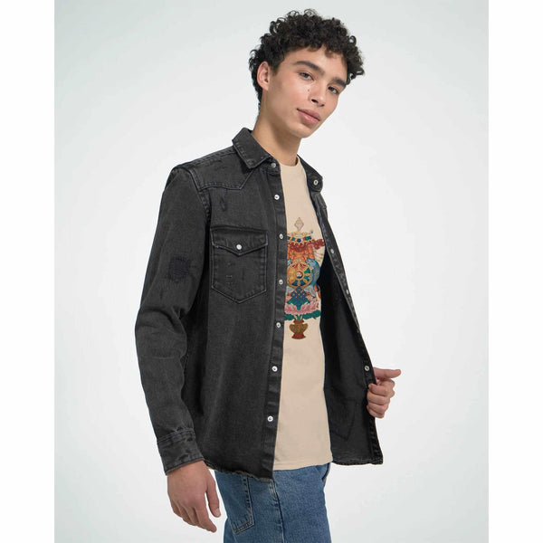 T-shirt bouddhiste avec motif tibétain coloré sous veste en jean noire