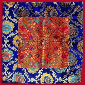 Tissu bouddhiste tibétain brodé, motifs floraux rouges et bleus, art traditionnel de l'Himalaya