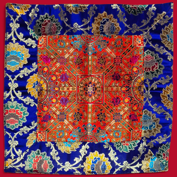 Tissu bouddhiste tibétain brodé, motifs floraux rouges et bleus, art traditionnel de l'Himalaya
