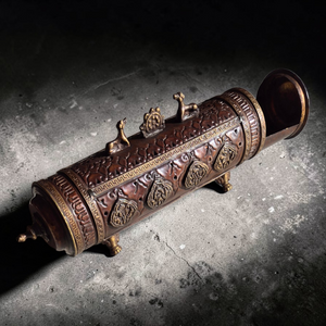 Rouleau de prière bouddhiste tibétain en bronze orné, symbole de méditation et philosophie bouddhiste