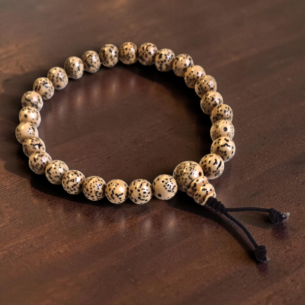 Bracelet de méditation en perles naturelles tibétaines, idéal pour la pratique bouddhiste et la philosophie spirituelle.