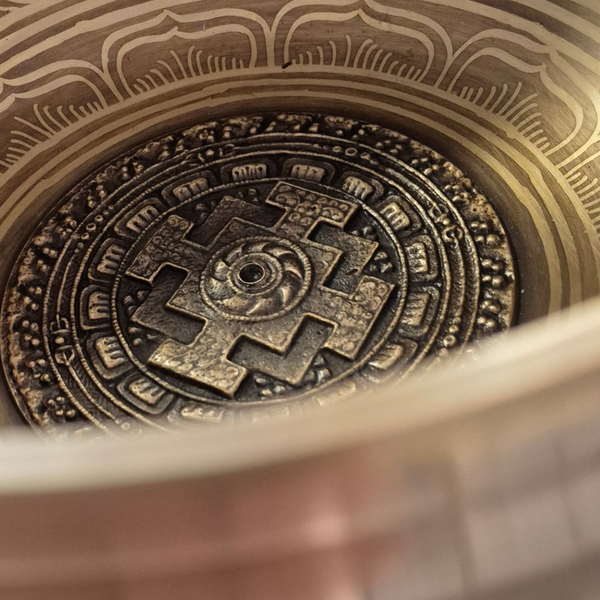Bol tibétain en bronze avec mandala et symbole bouddhiste gravés, objet de méditation et culture himalayenne