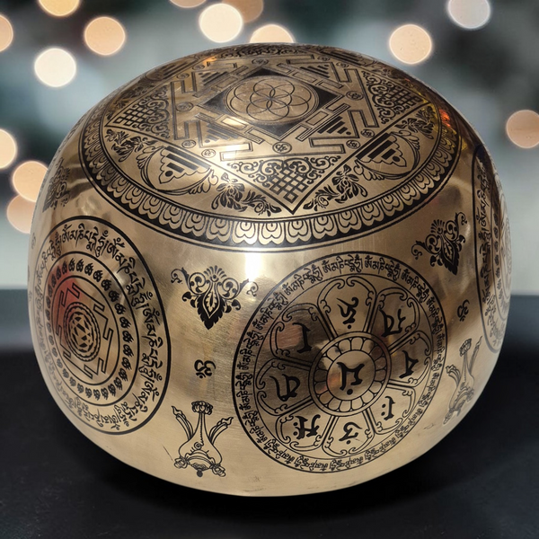 Bol tibétain en cuivre gravé de symboles bouddhistes et mantras, objet de méditation et de culture tibétaine