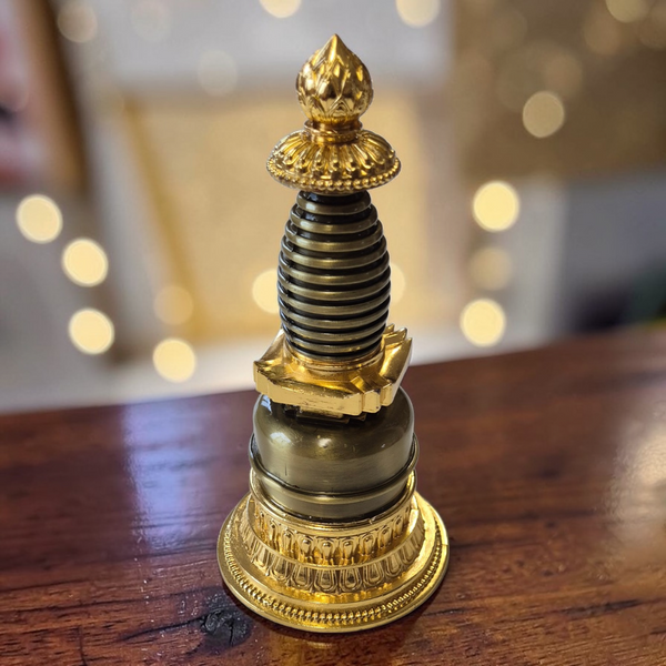 Stupa bouddhiste dorée, objet de méditation et décoration tibétaine, symbole spirituel sur bois