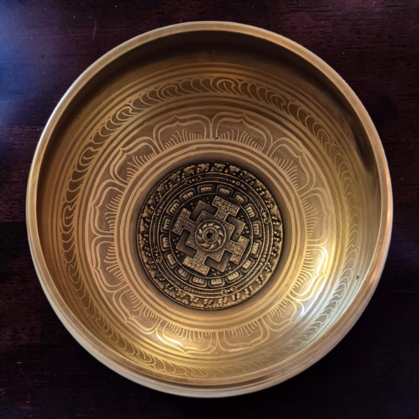 Bol chantant tibétain en bronze avec mandala gravé, objet de méditation bouddhiste