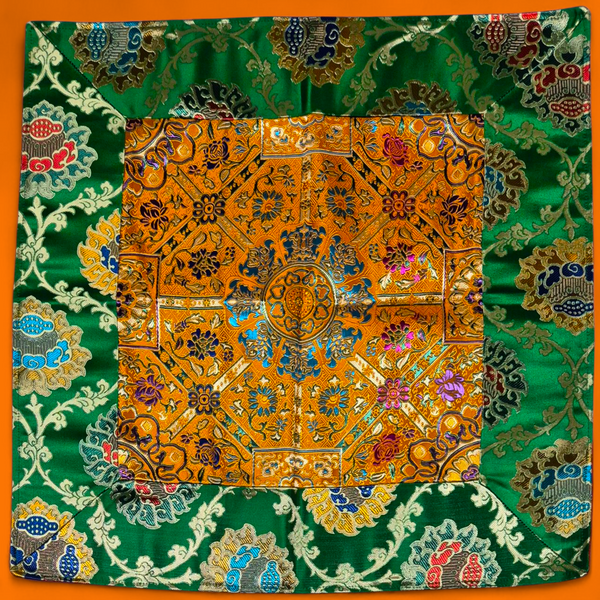 Tissu bouddhiste tibétain brodé, motif mandala doré sur fond vert, artisanat de l'Himalaya