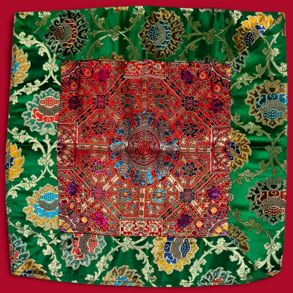 Tissu bouddhiste tibétain brodé, motif mandala rouge et vert, artisanat de l'Himalaya