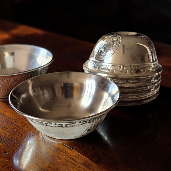 Bol tibétain en métal gravé, objet bouddhiste pour méditation et rituel, artisanat de l'Himalaya
