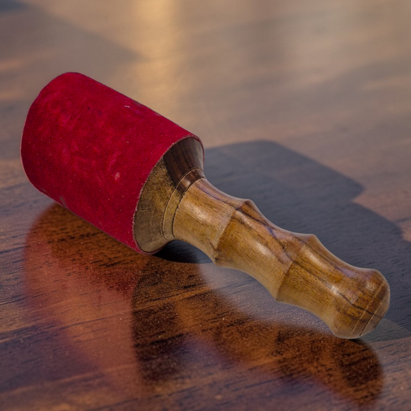Objet de méditation bouddhiste tibétain en bois et velours rouge, artisanat de l'Himalaya
