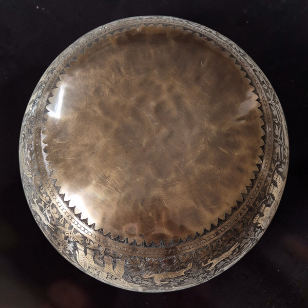 Bol tibétain en métal gravé, objet de méditation bouddhiste avec motifs traditionnels