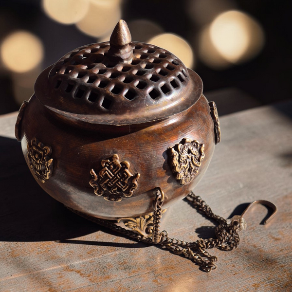 Brûle-encens tibétain en métal orné de symboles bouddhistes, idéal pour la méditation et la culture himalayenne