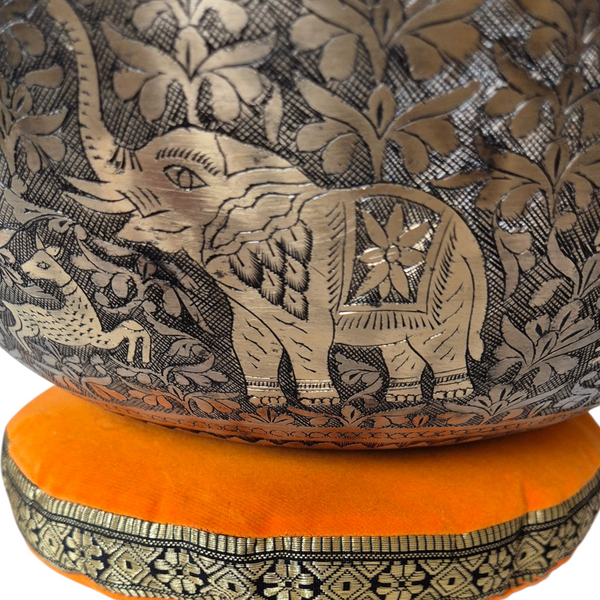 Vase en métal gravé éléphant et motifs floraux, culture tibétaine, artisanat Himalaya
