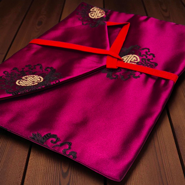 Sac en soie magenta orné de motifs bouddhistes tibétains et ruban rouge