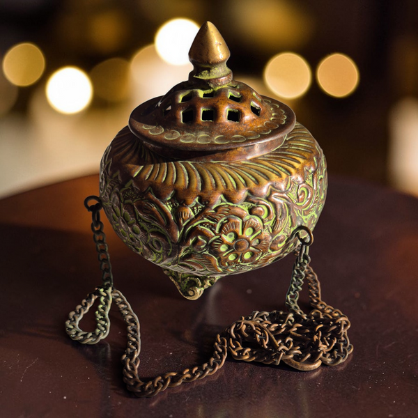 Brûle-encens bouddhiste tibétain en métal ciselé, orné de motifs floraux et chaînes, pour méditation