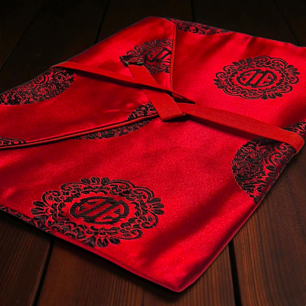 Étui en soie rouge pour livre bouddhiste tibétain, motifs traditionnels noirs, culture himalayenne