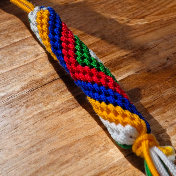 Cordon tibétain tressé aux couleurs vives, symbole de la philosophie bouddhiste et de la culture himalayenne