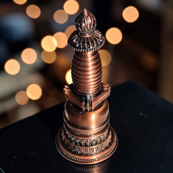 Stupa bouddhiste en cuivre, objet de méditation et décoration tibétaine, symbole spirituel