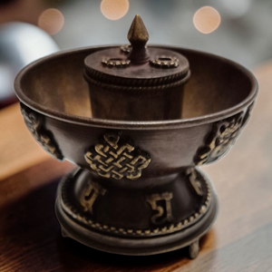 Brûle-encens bouddhiste tibétain en métal avec nœud sans fin et symboles sacrés, objet de méditation